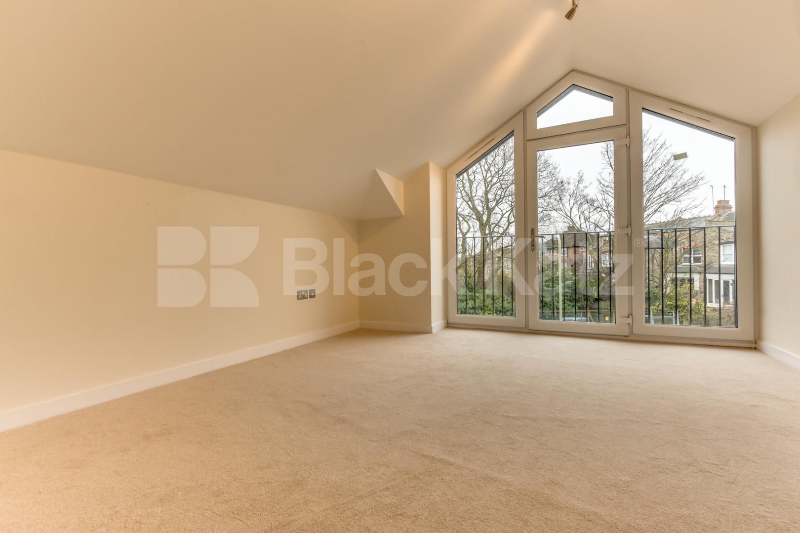 			Stunning Top Floor Property !, 2 Bedroom, 1 bath, 1 reception Apartment			 Forest Walk, Muswell Hill